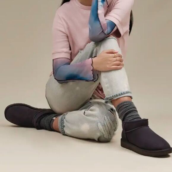 UGG Classic Ultra Mini II Black Size 7 New in Box - Picture 2 of 15